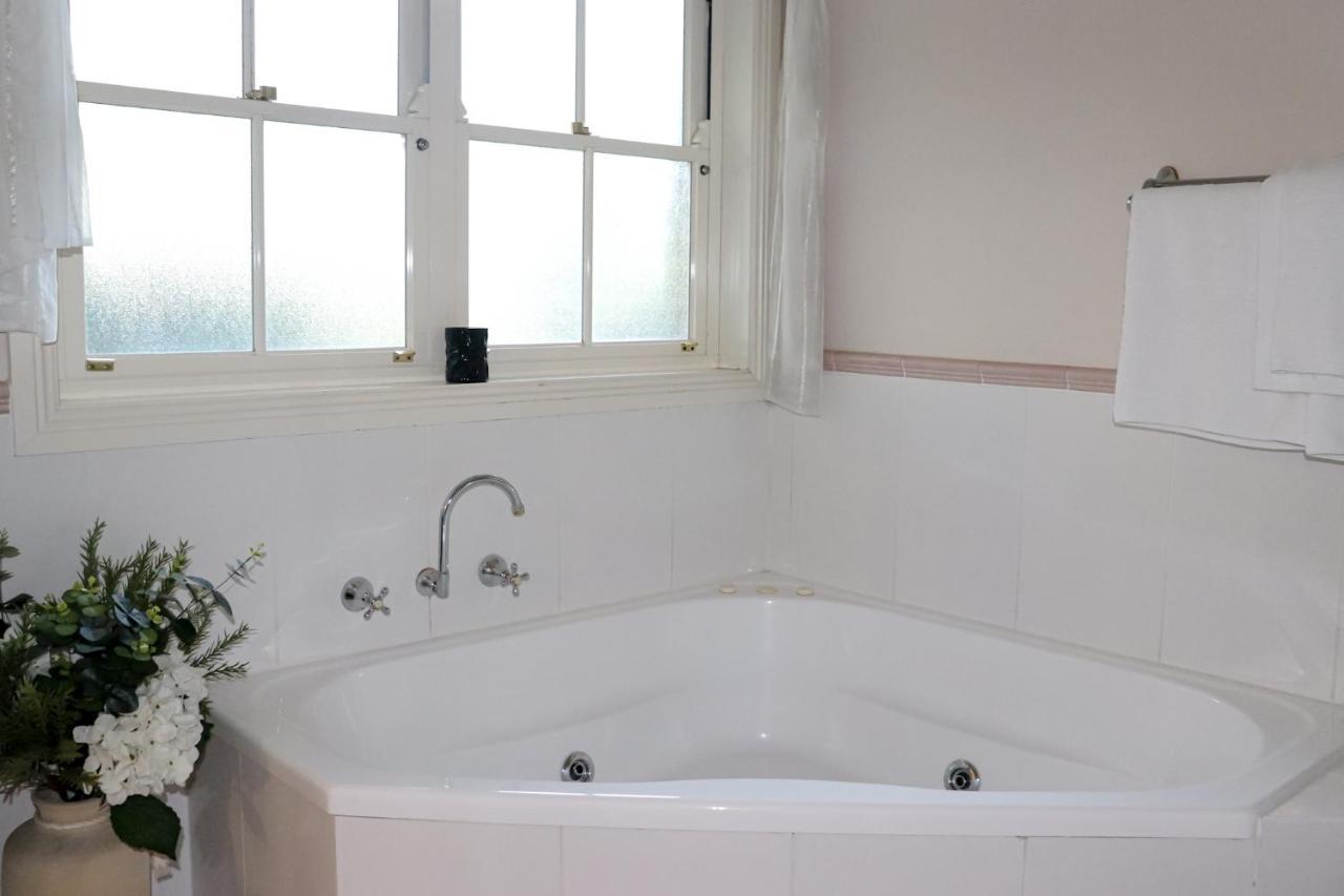 Plumes Boutique Bed & Breakfast Tamworth Bagian luar foto